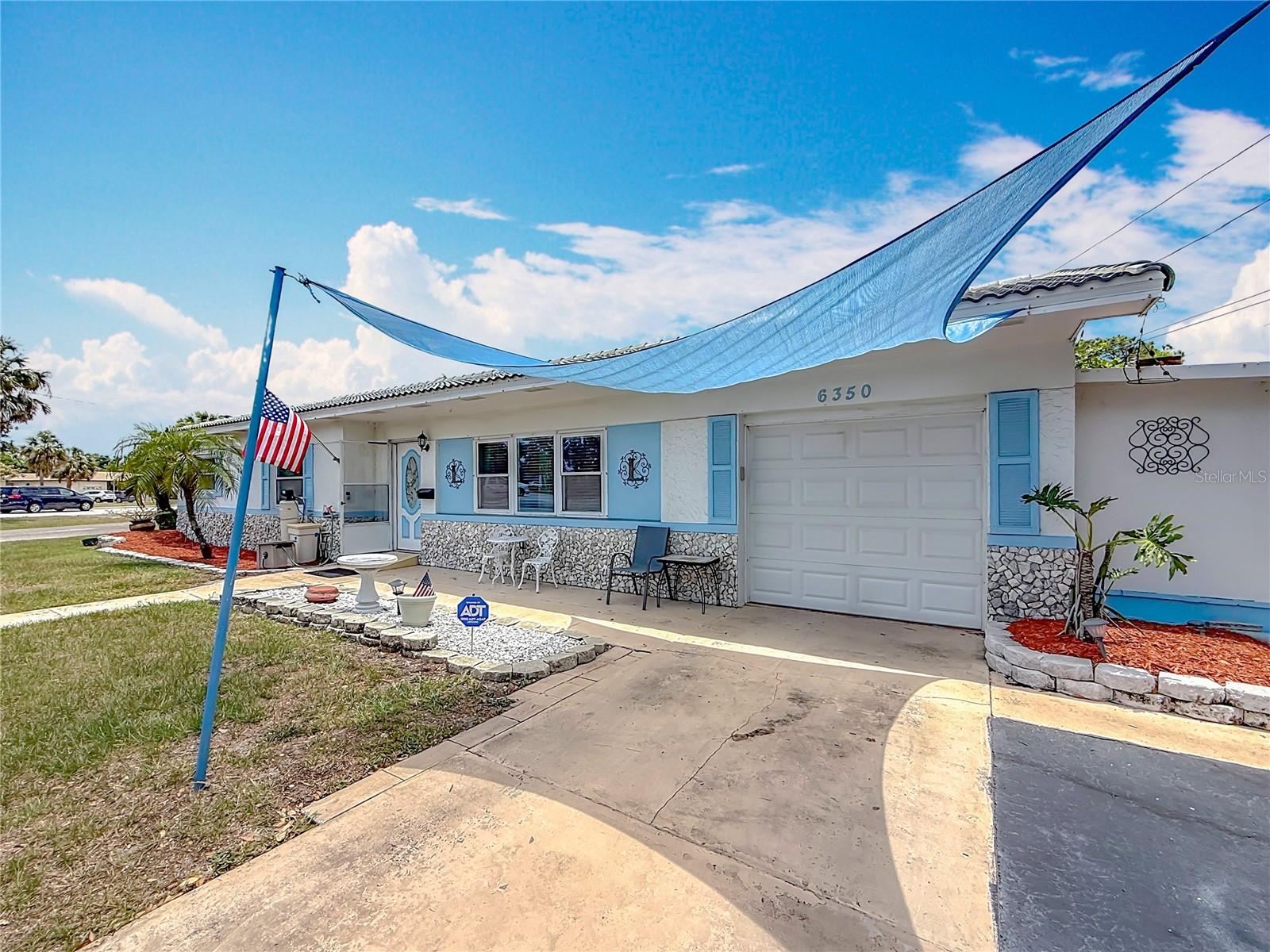 1 car garage & oversized driveway/ SW Front