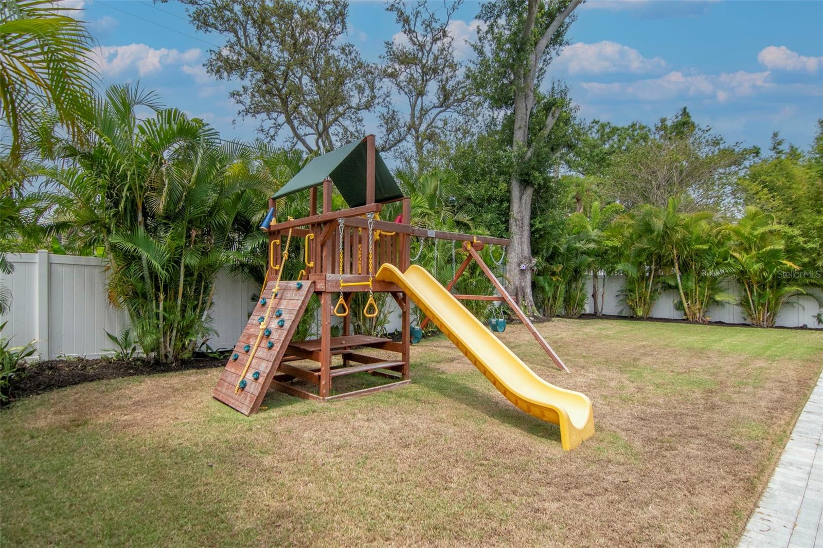 TB8390641