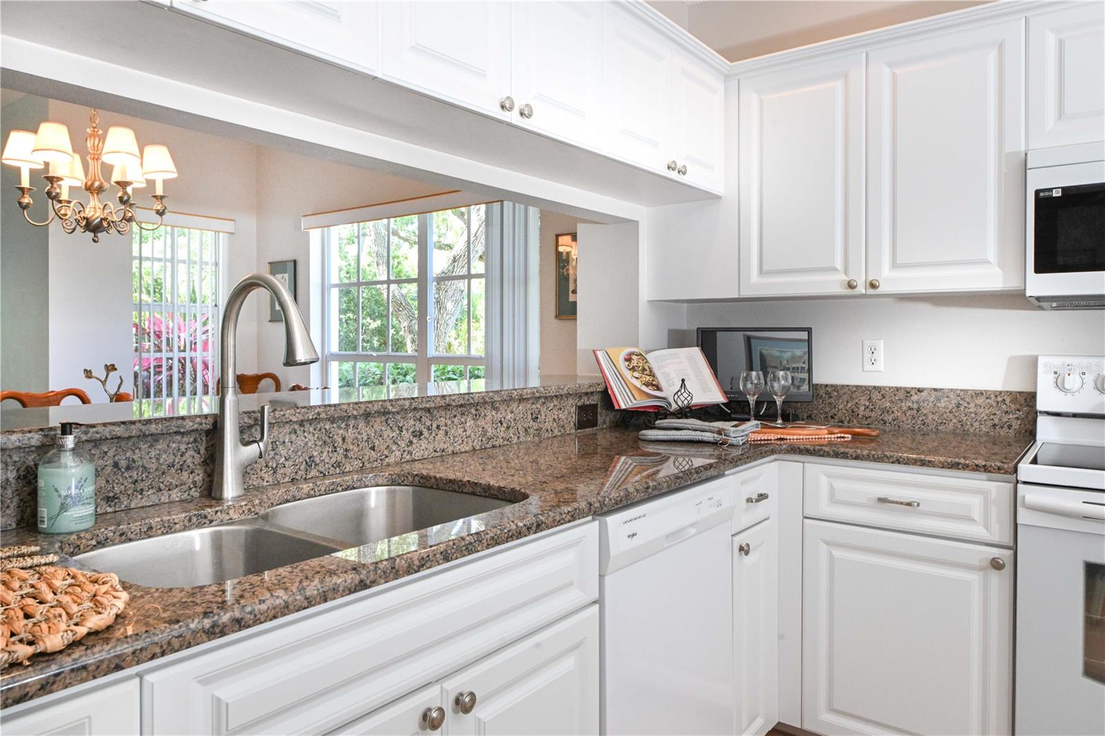 Nice and bright kitchen