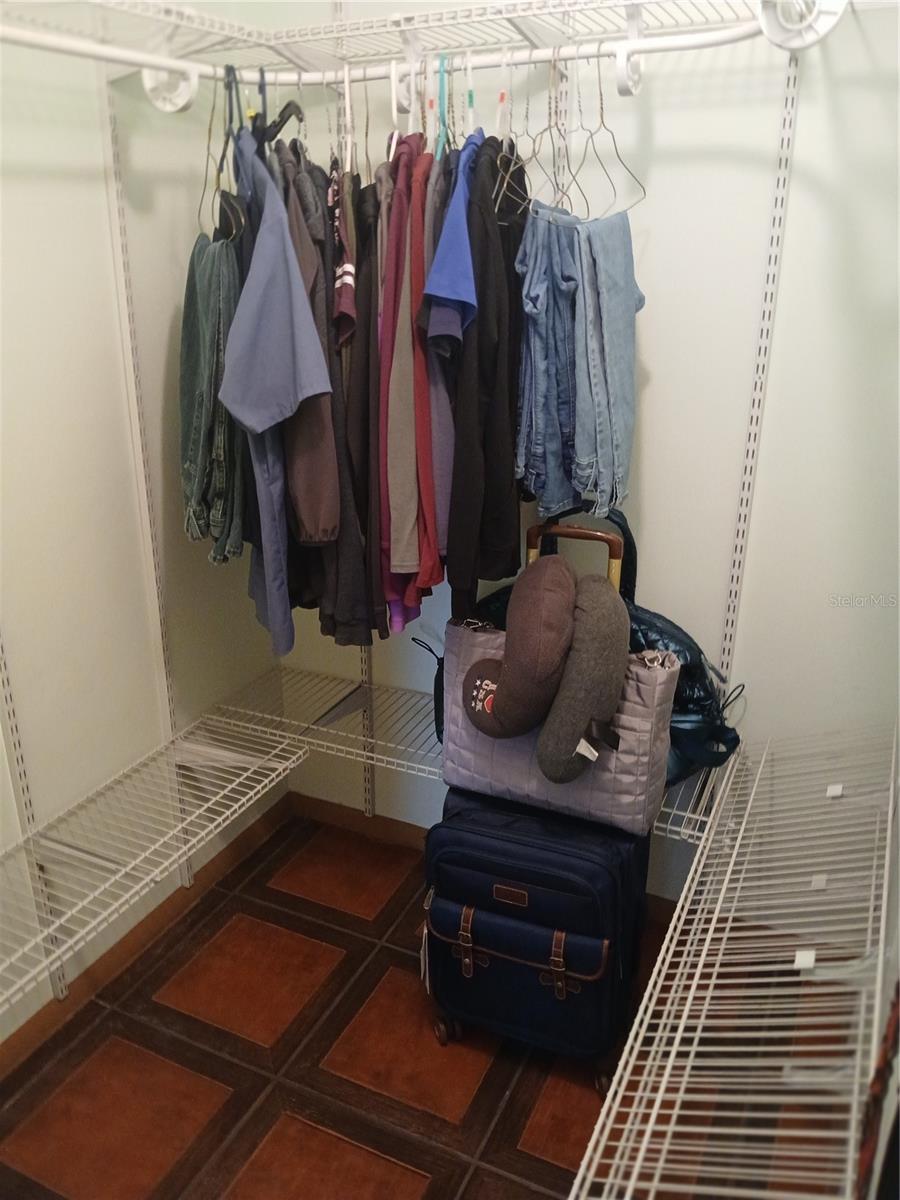 WALK IN CLOSET