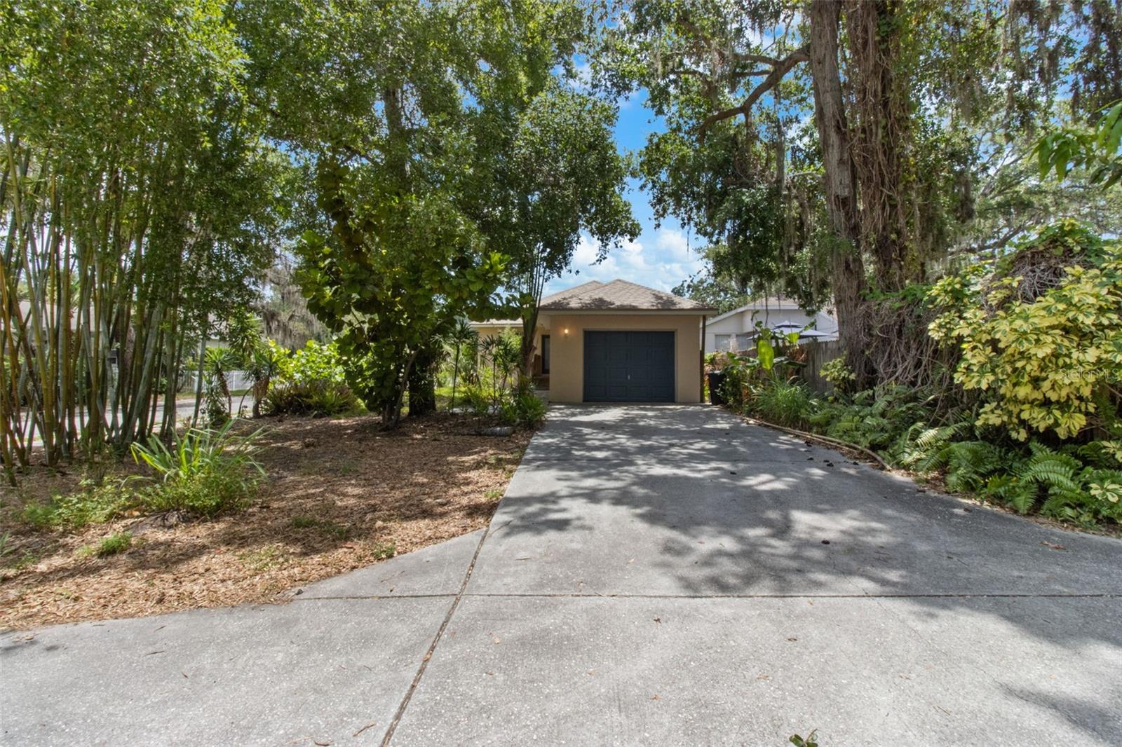 10 minute walk to downtown Tarpon!