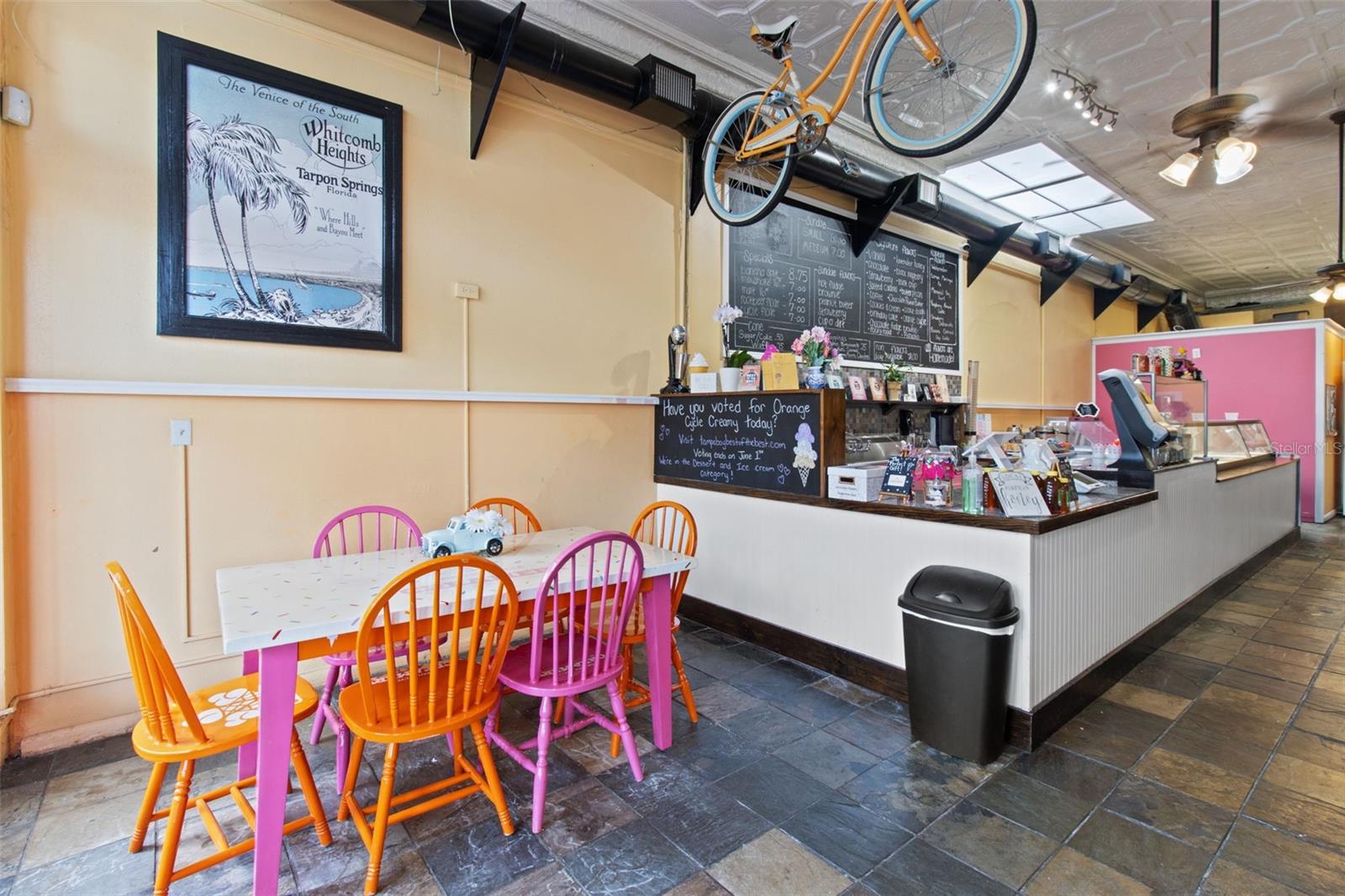 10 minute walk to downtown Tarpon!