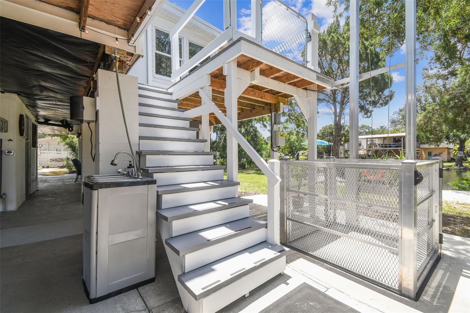Lift for moving big things or a wheelchair upstairs