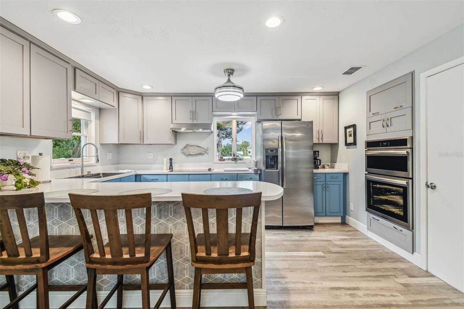 New appliances in this beautiful kitchen