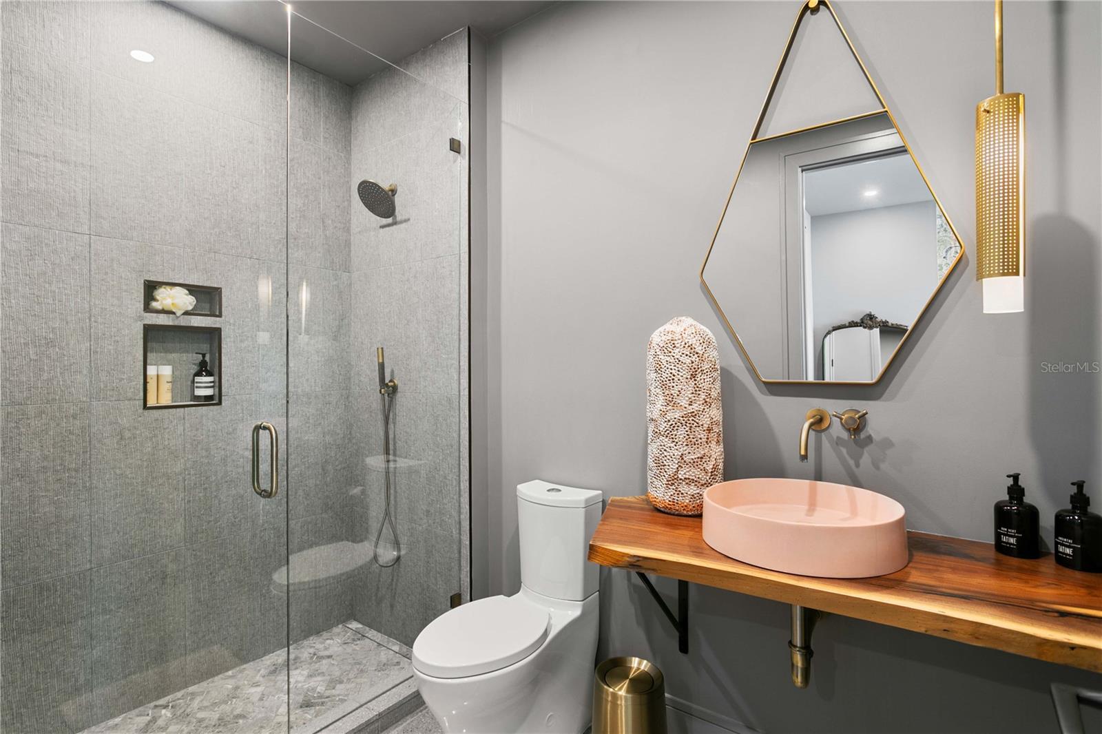 2nd bedroom ensuite