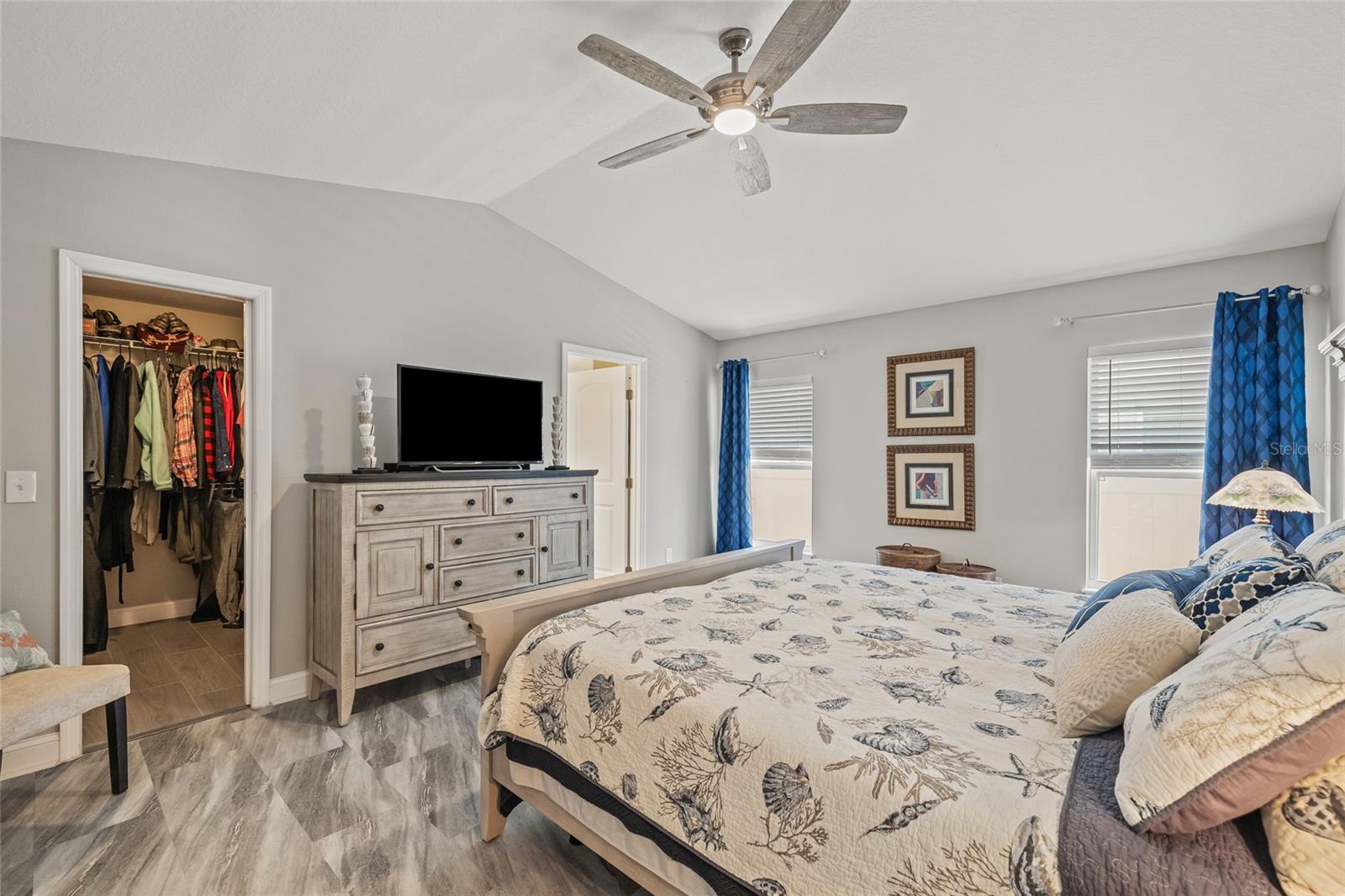 The spacious owner’s suite offers vaulted ceilings, natural light, a walk-in closet, and en suite bathroom access for your private getaway.