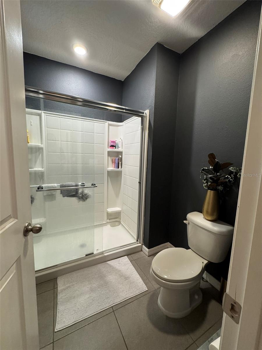 primary bath, en suite, with shower