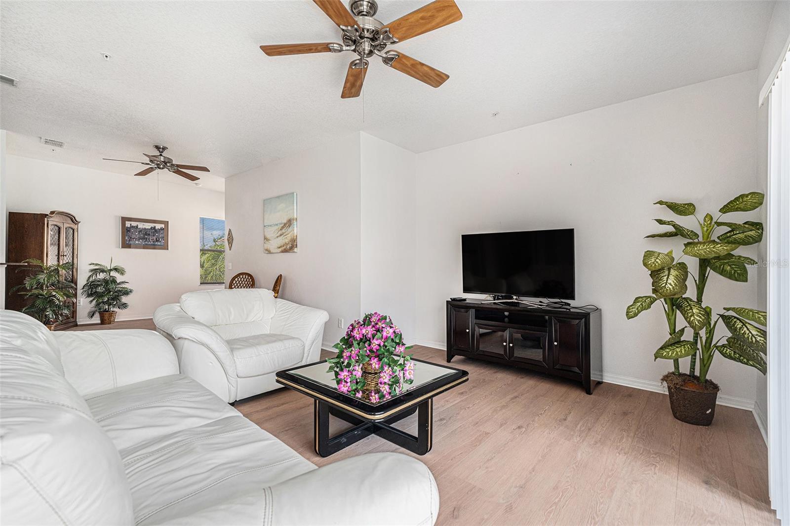 Lots of space and the furniture stays!