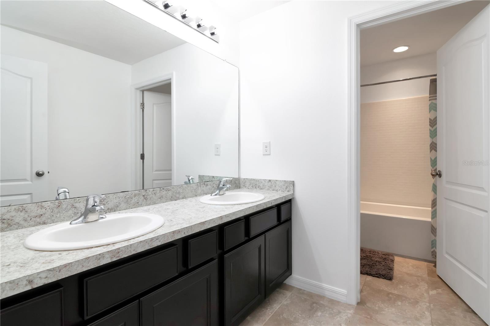 Bathroom (2nd floor)