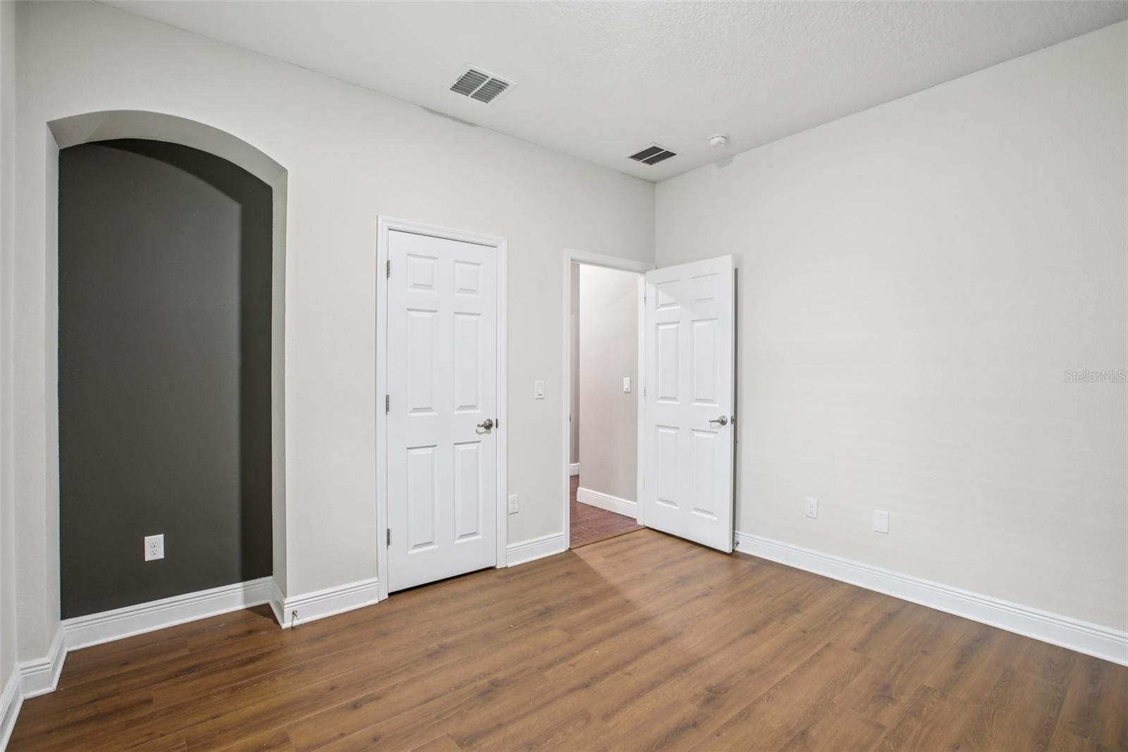Guest bedroom with modern finishes