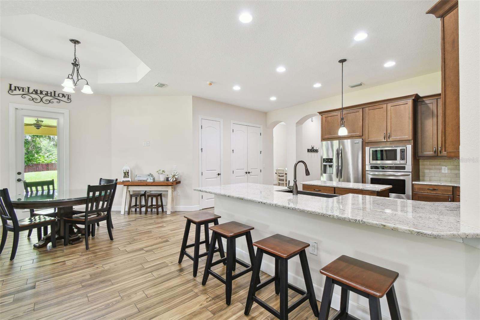 COUNTER SEATING