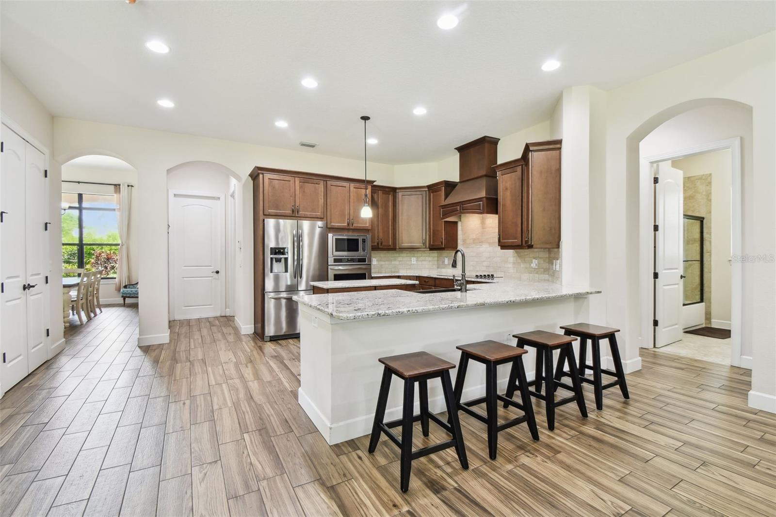 KITCHEN WITH COUNTER SEATING