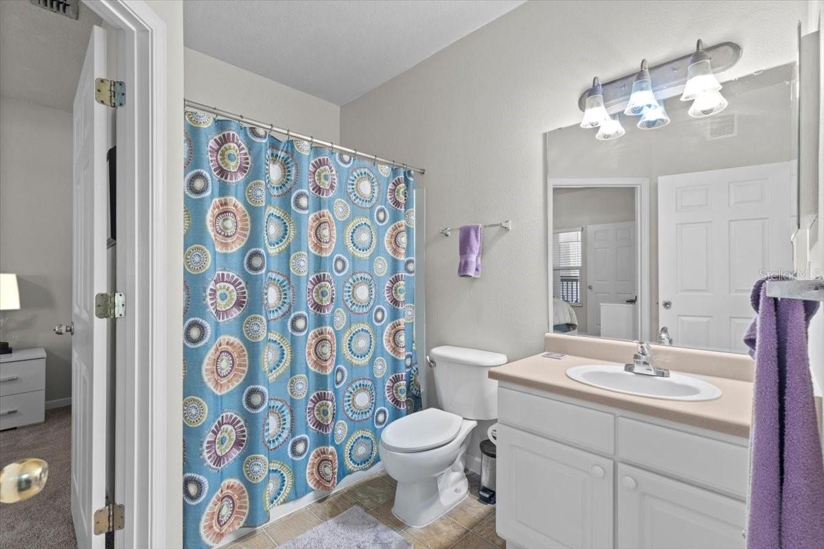 Full en suite bathroom w/soaking tub.