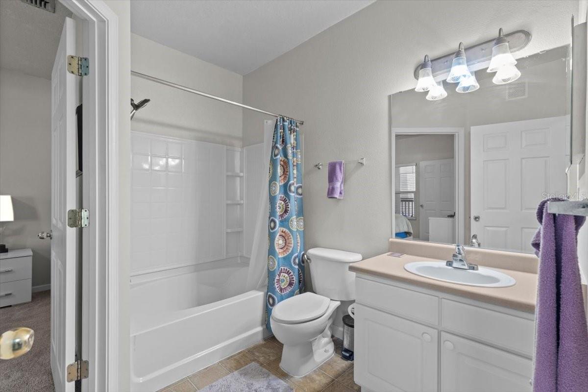 Full en suite bathroom w/soaking tub.