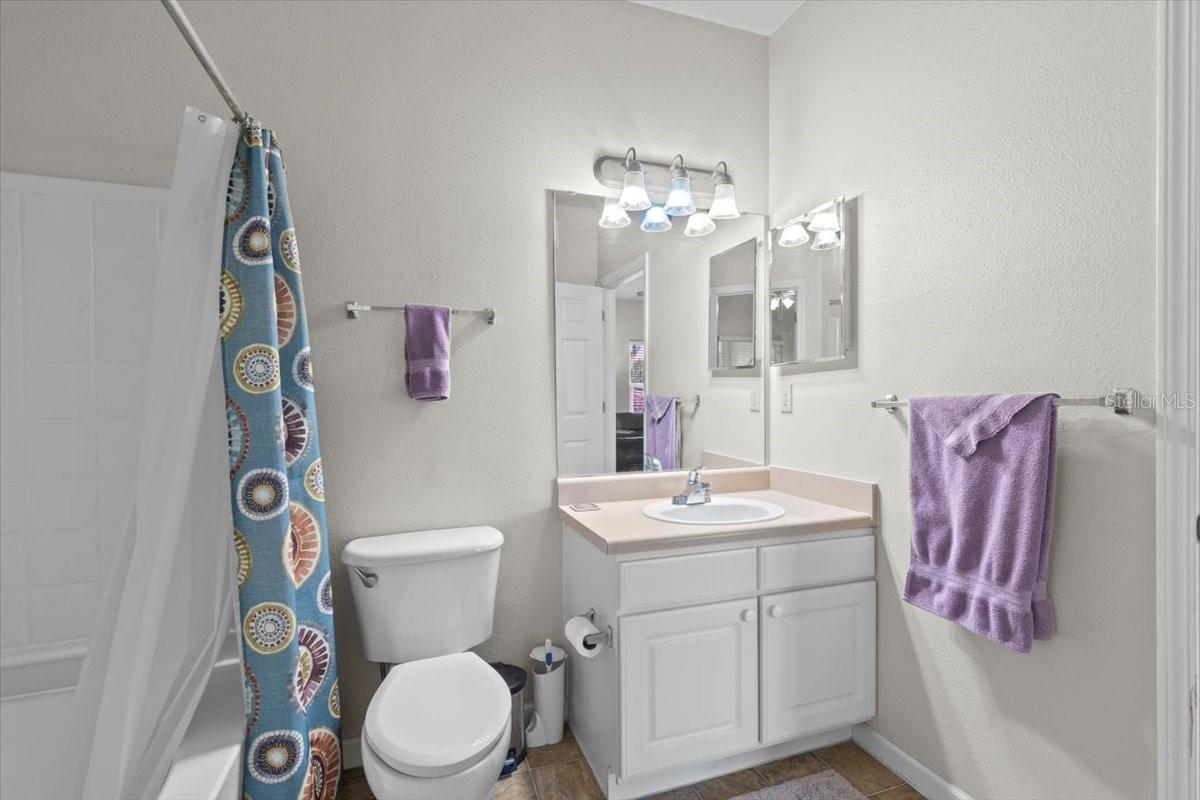 Full en suite bathroom w/soaking tub.
