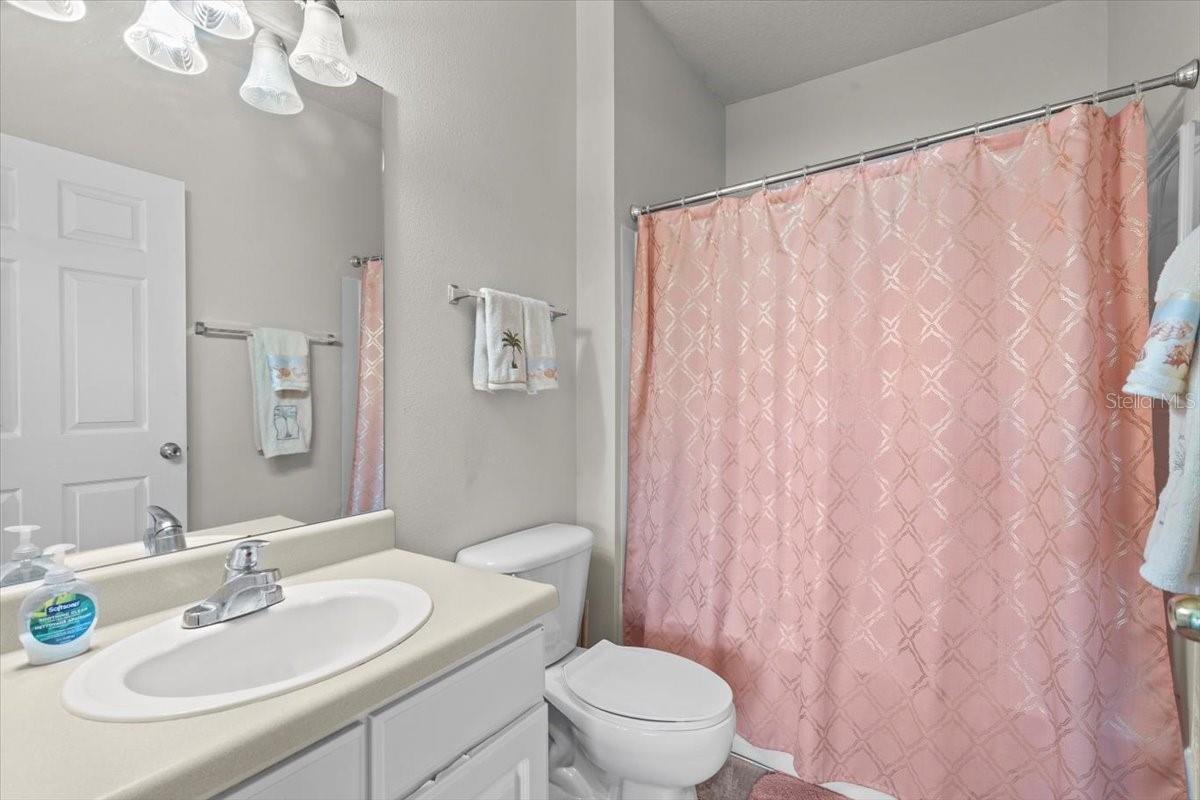 Full en suite bathroom w/soaking tub.