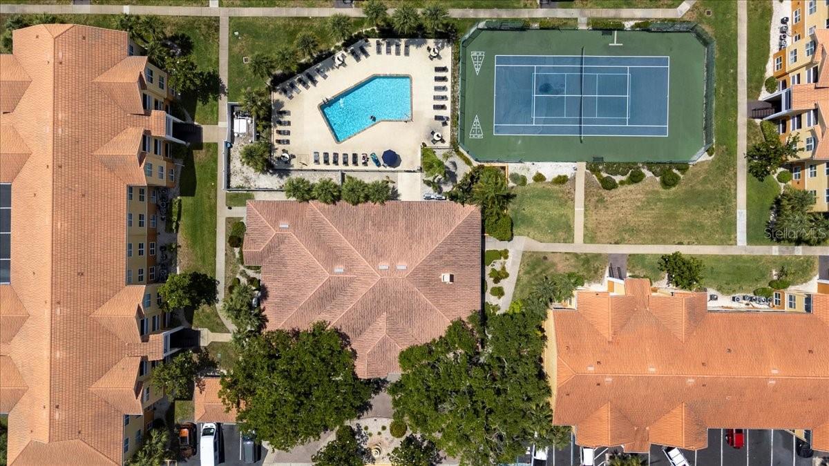 Fantastic community with clubhouse, Pool and tennis courts!