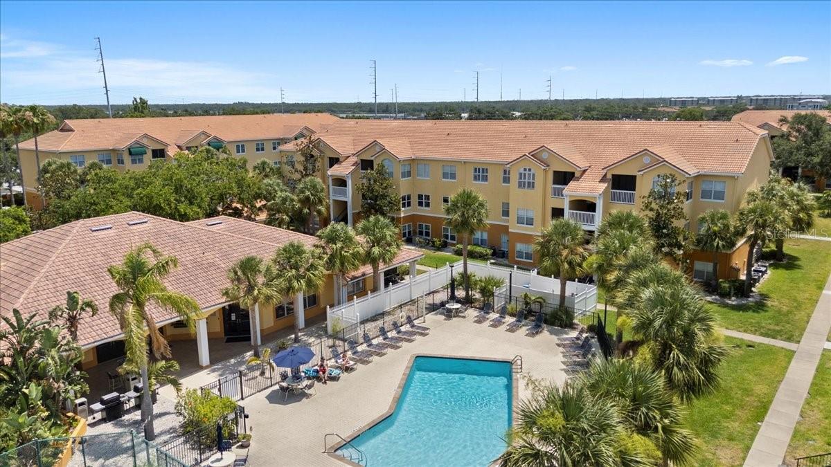 Fantastic community with clubhouse, Pool and tennis courts!