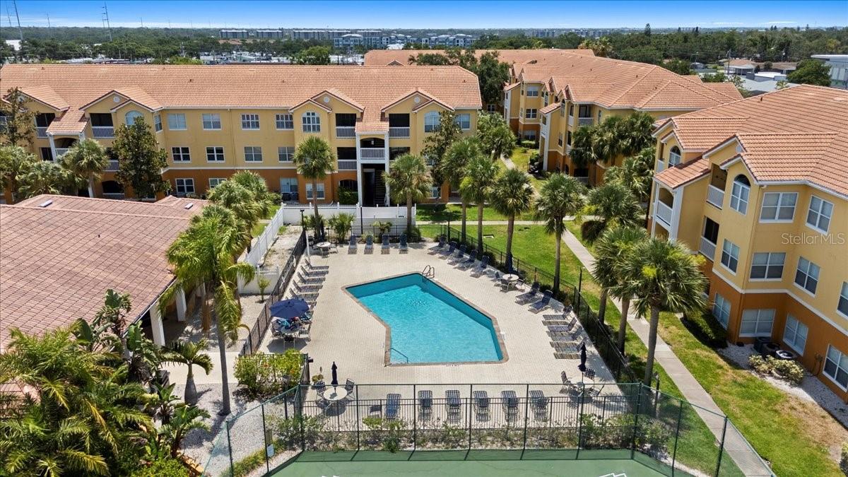 Fantastic community with clubhouse, Pool and tennis courts!
