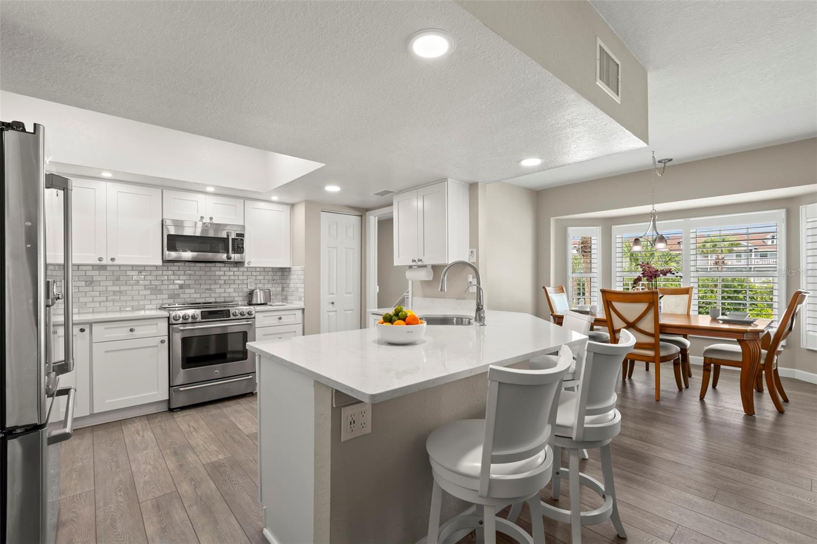 Breakfast Bar and Dining