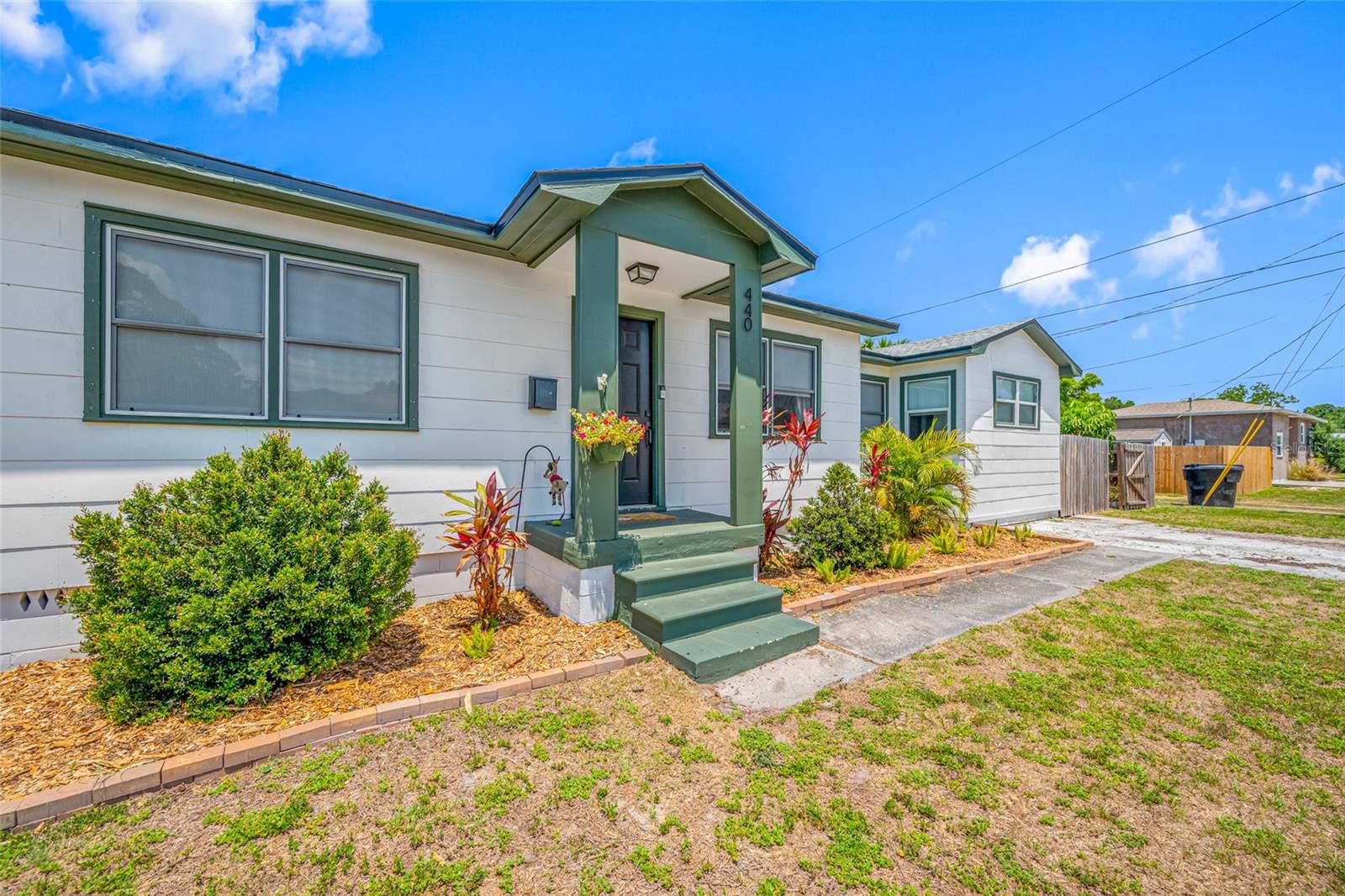 440 42ND STREET N, ST PETERSBURG, Florida 33713 - Front Lawn