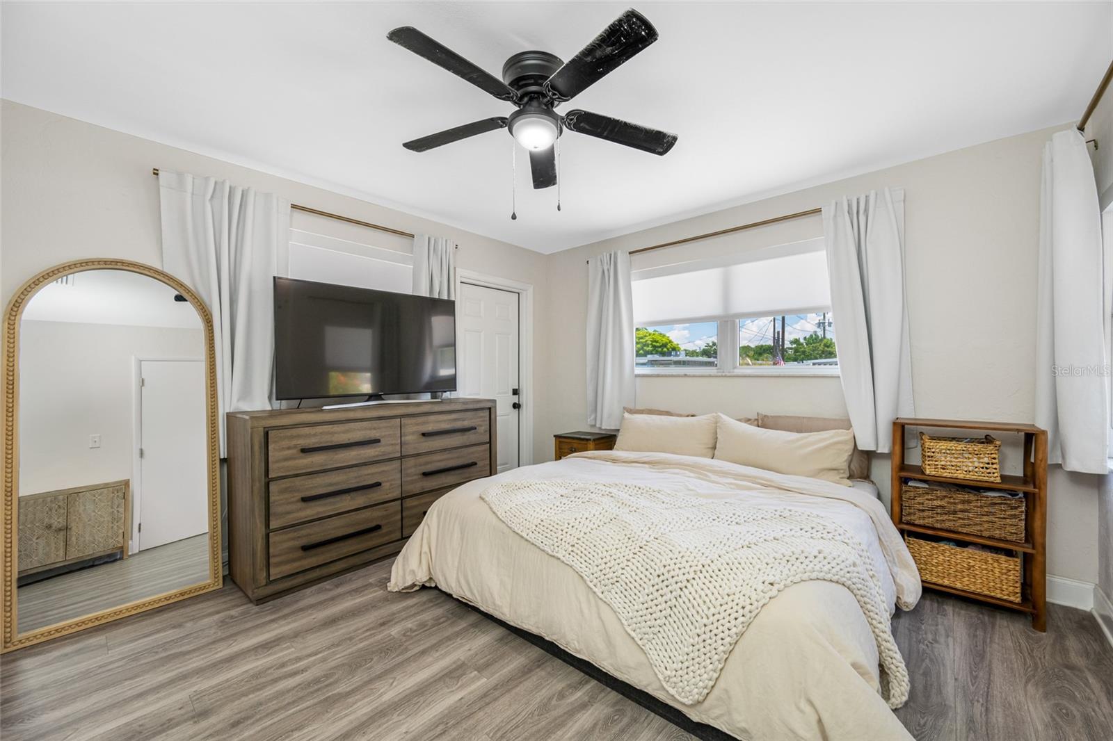 Primary suite w/ ensuite bathroom
