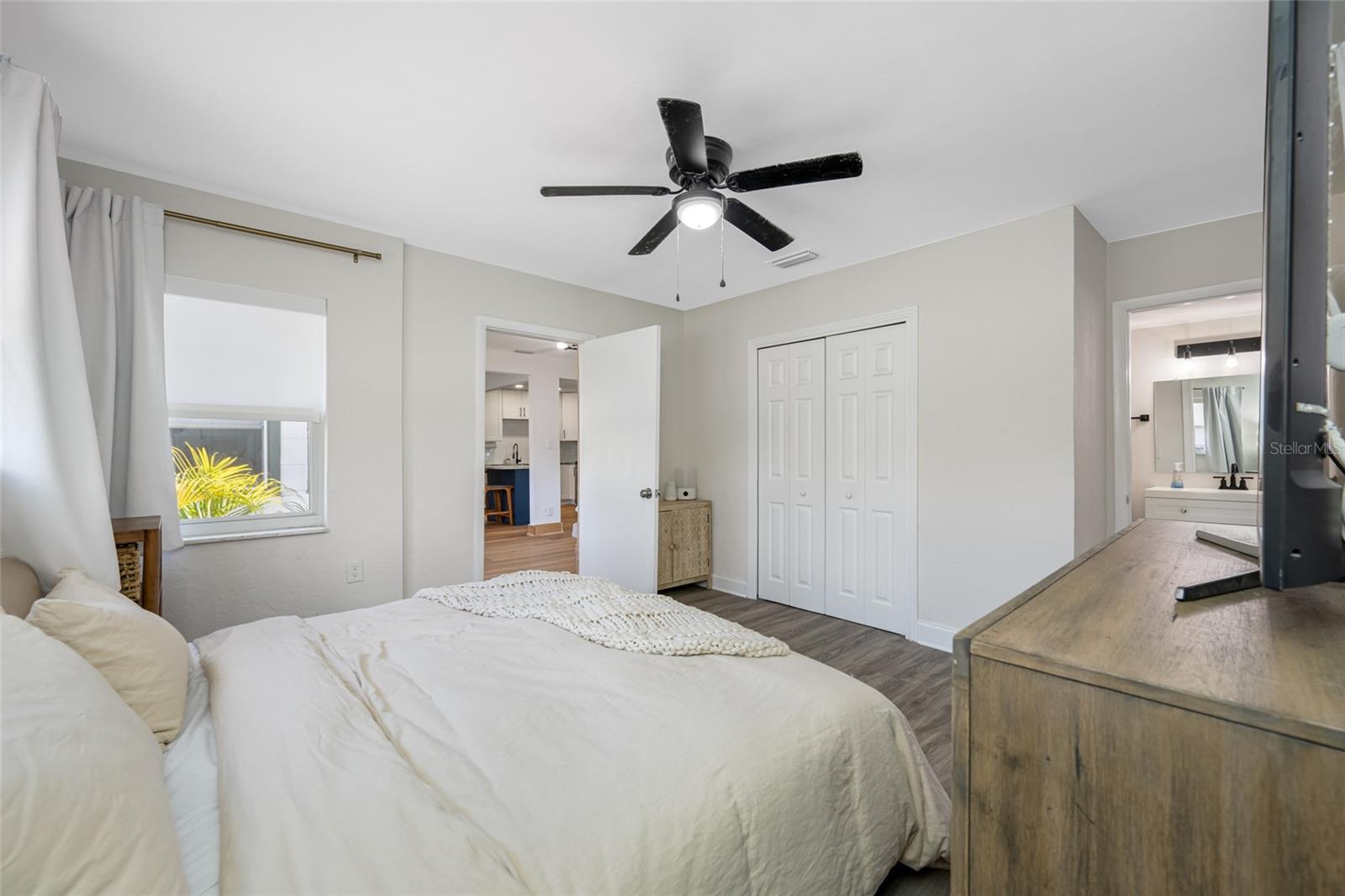 Primary suite w/ ensuite bathroom