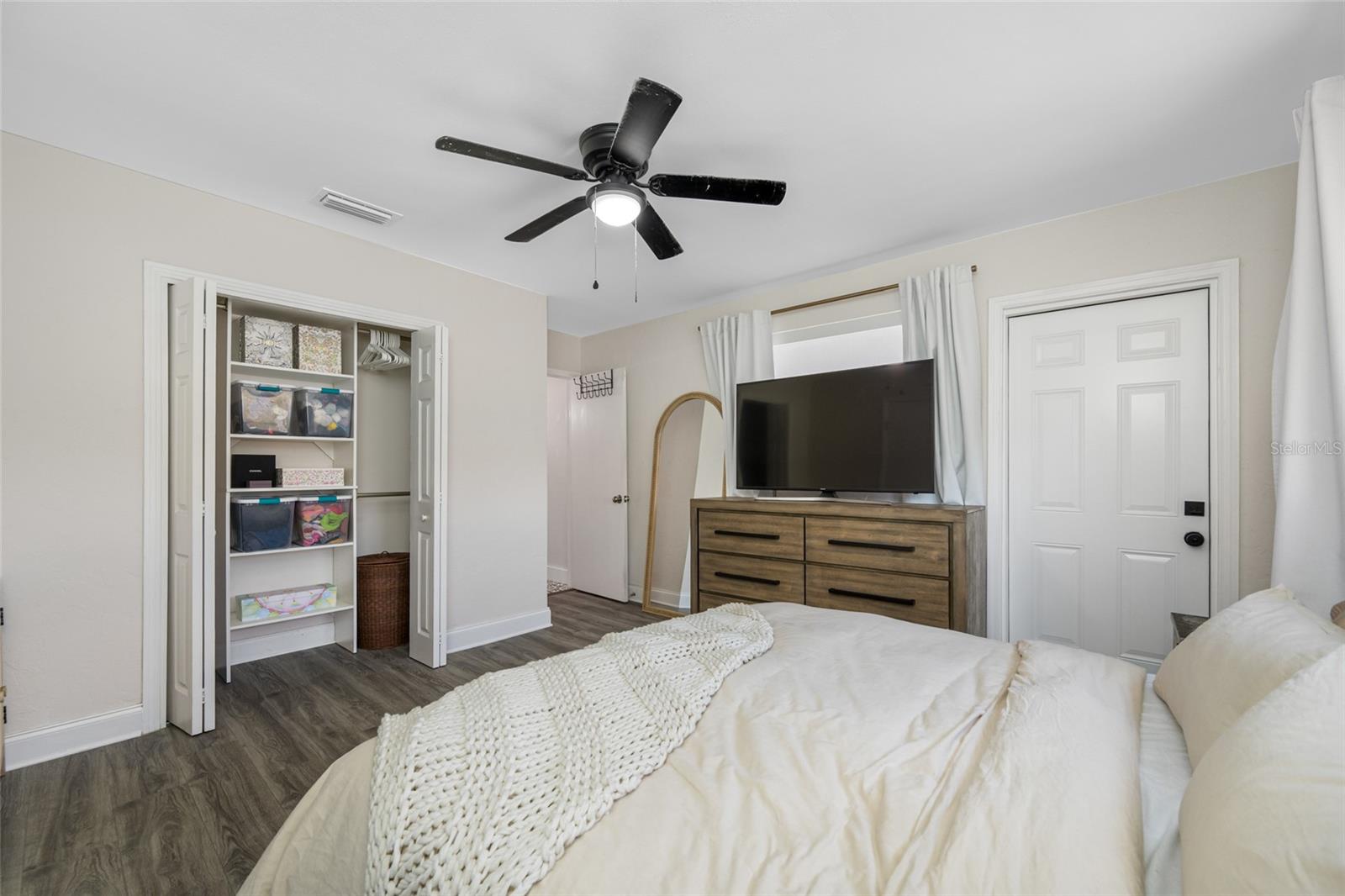 Primary suite w/ ensuite bathroom
