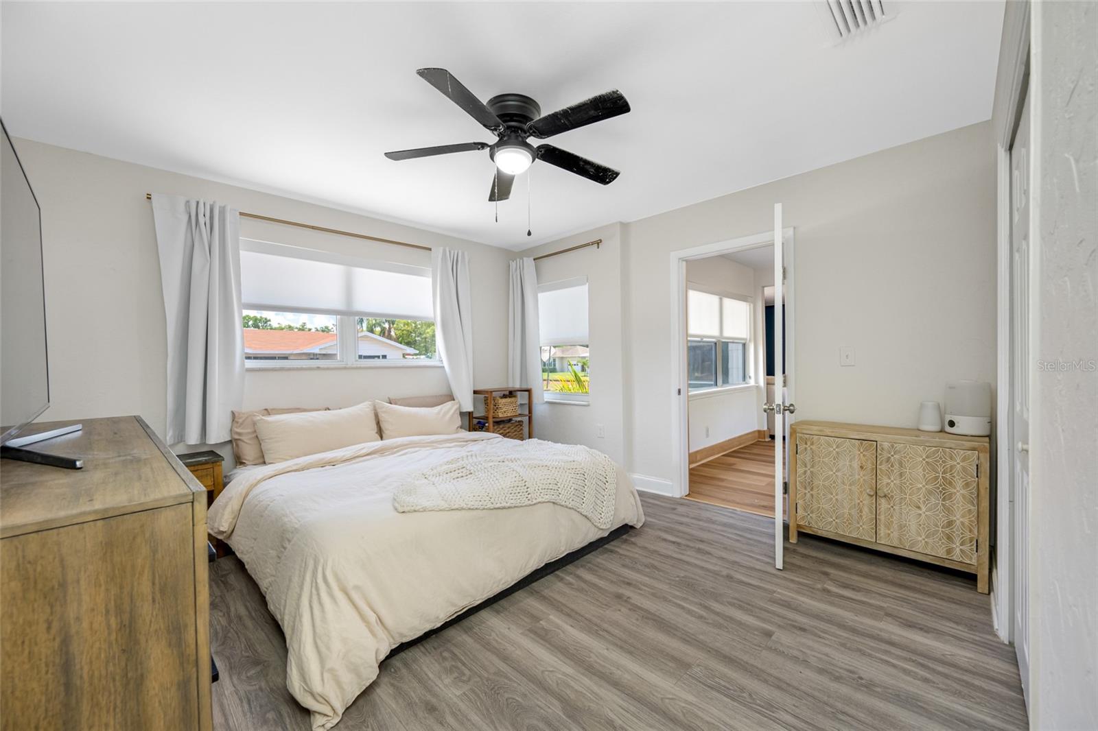 Primary suite w/ ensuite bathroom