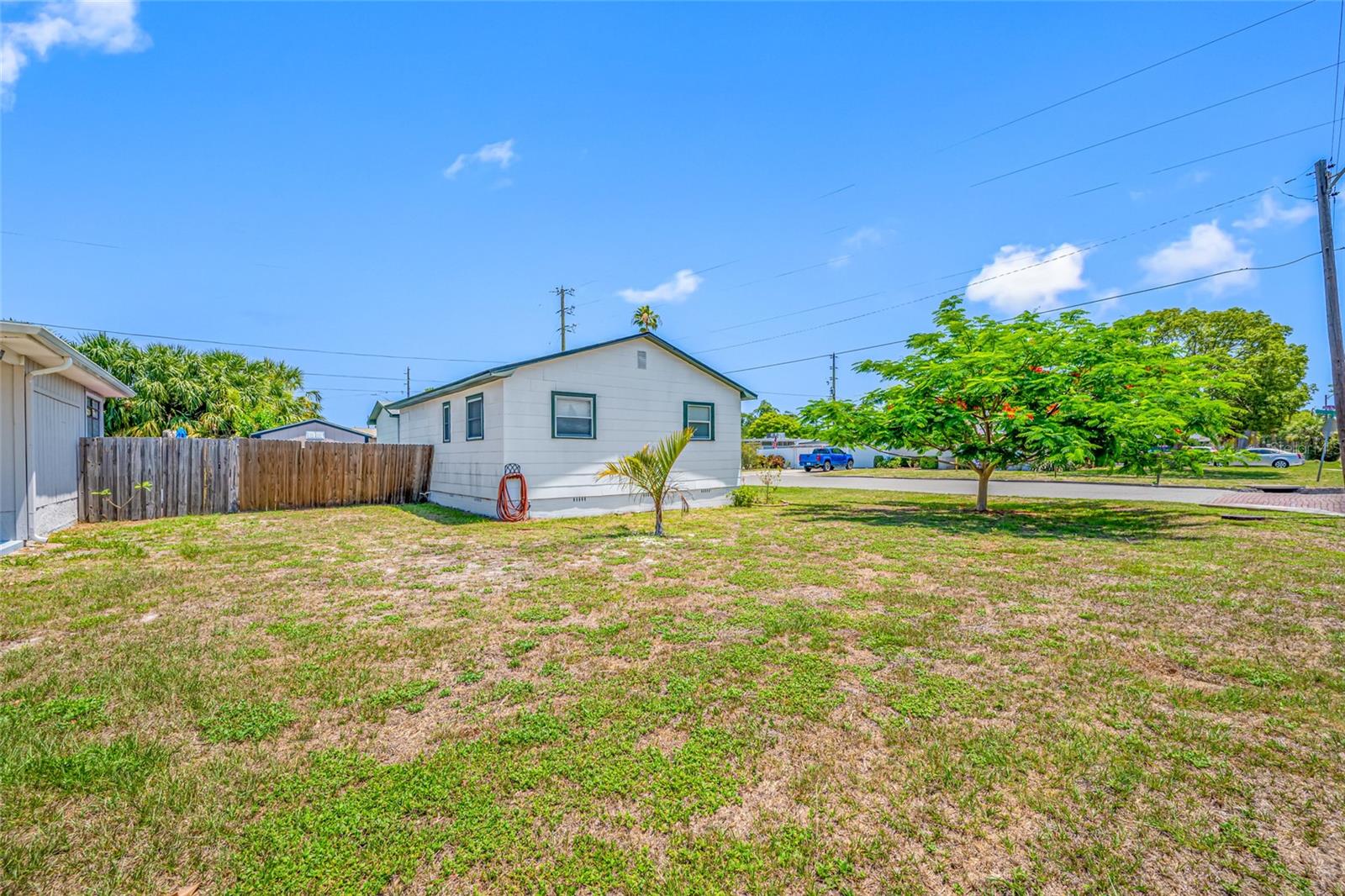 440 42ND STREET N, ST PETERSBURG, Florida 33713 - North Lawn