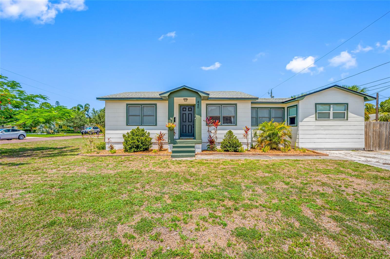 440 42ND STREET N, ST PETERSBURG, Florida 33713 - Front Lawn
