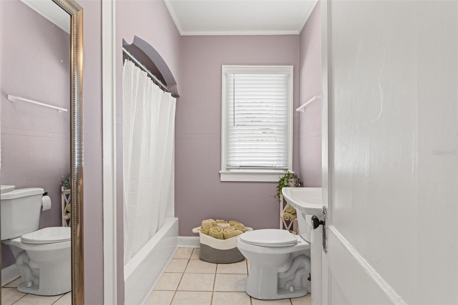 Hallway Bathroom (between front two bedrooms)