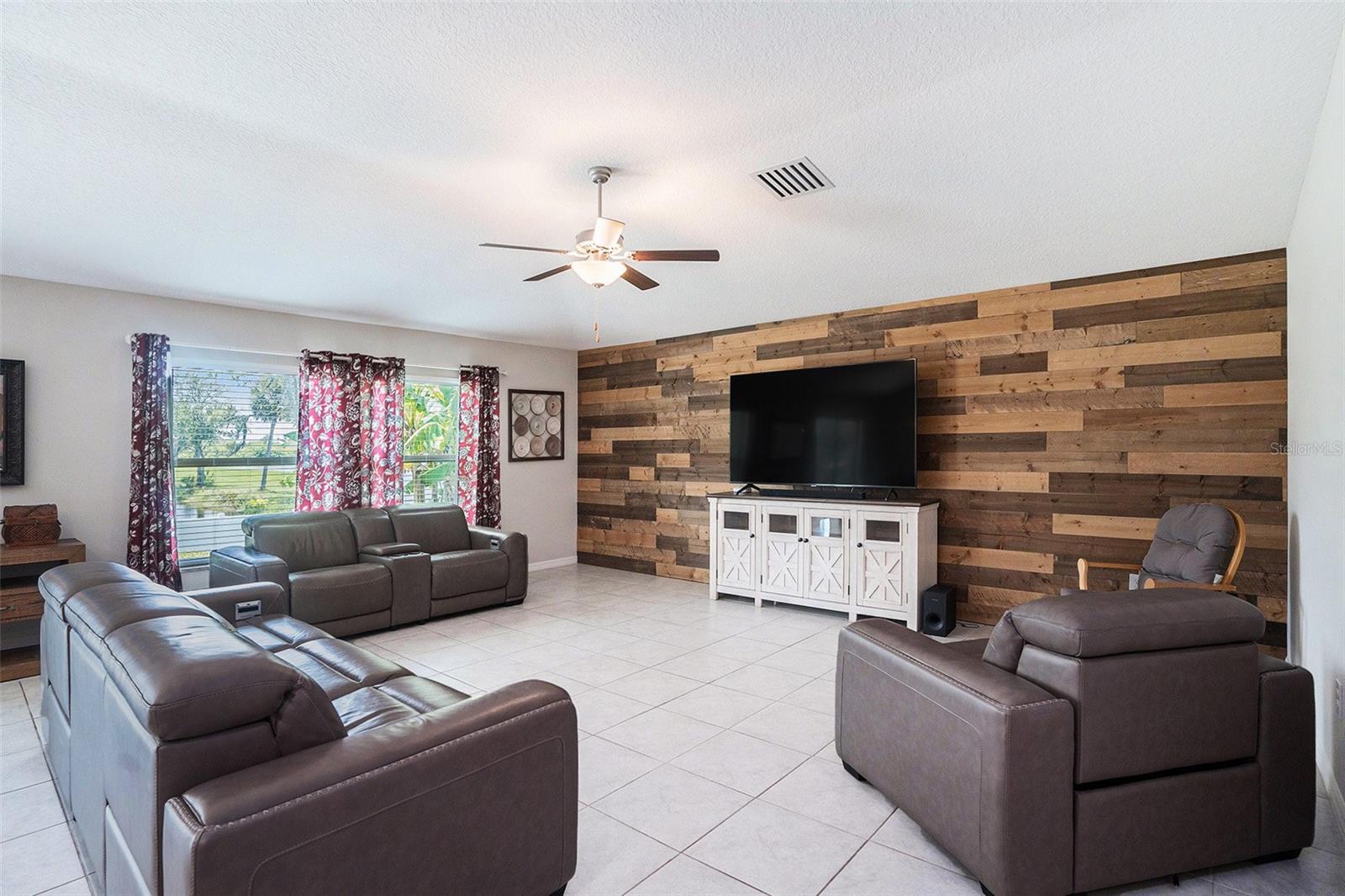 Open and airy living room area, perfect for your large furniture
