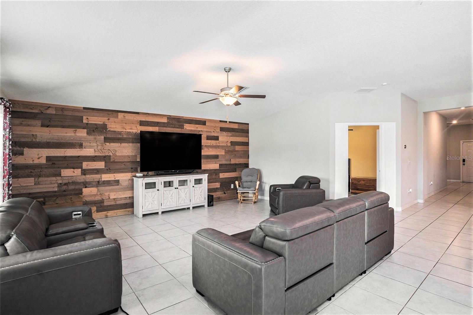 Open and airy living room area, perfect for your large furniture