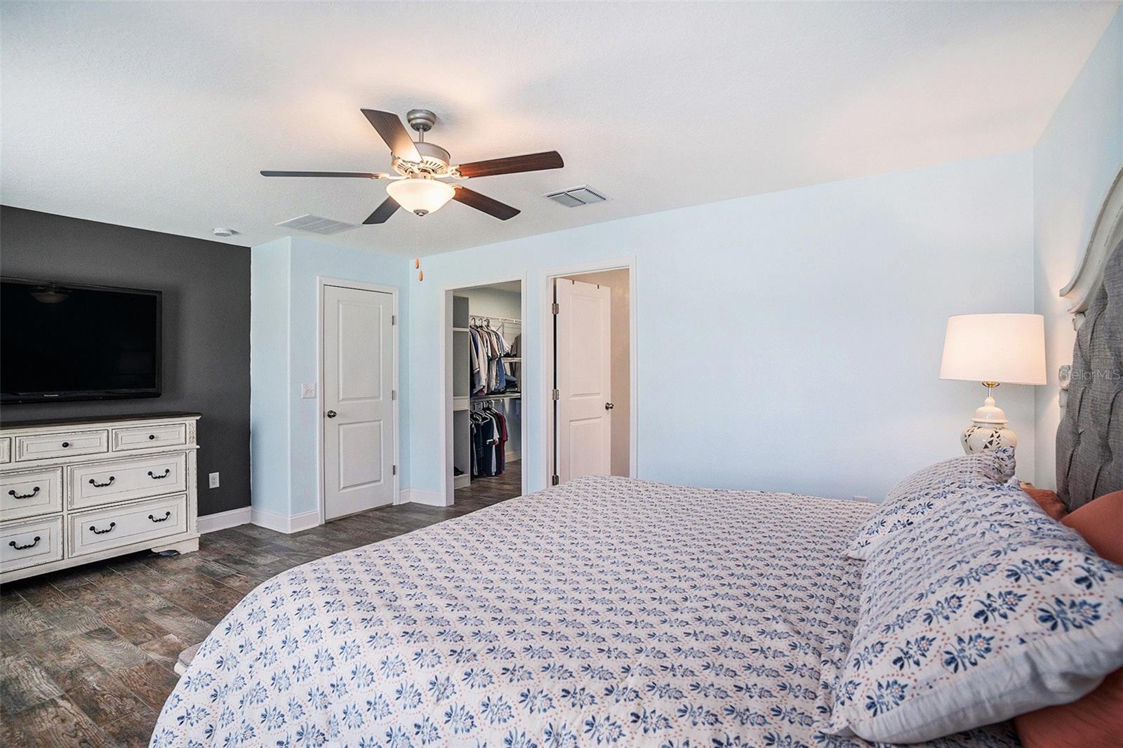 Spacious master bedroom - plenty of room for all your large furniture