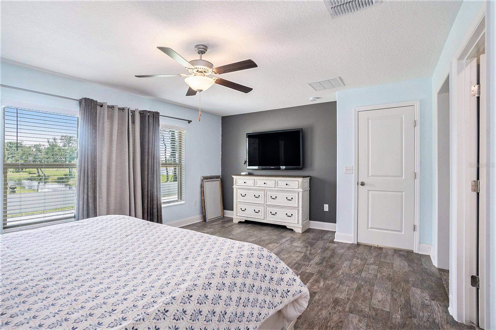 Spacious master bedroom - plenty of room for all your large furniture