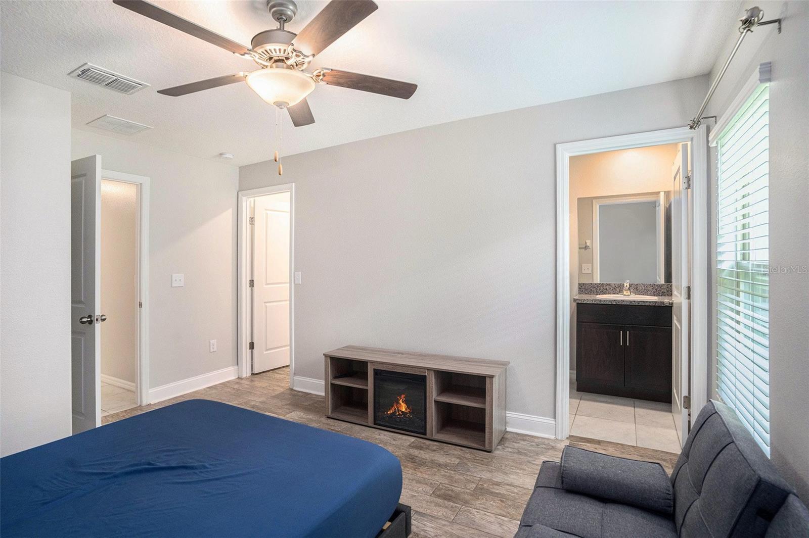 Second en suite, perfect for family members needed privacy