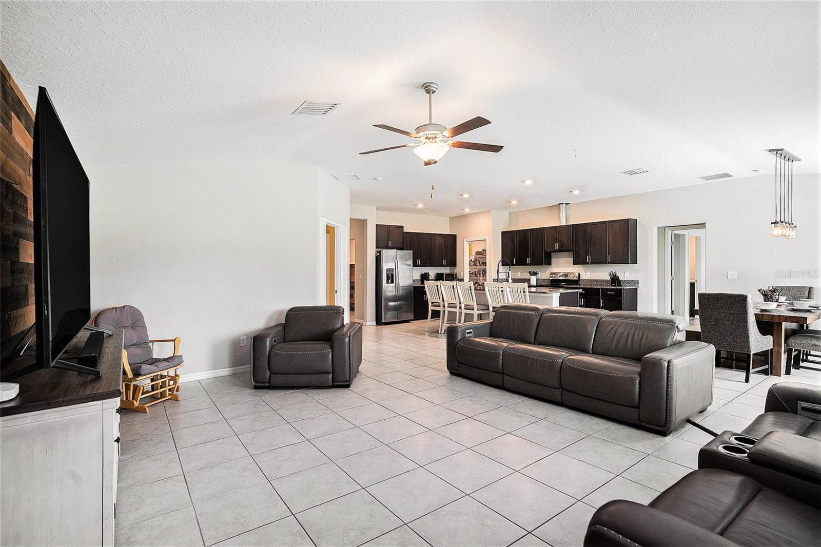 Open and airy living room area, perfect for your large furniture