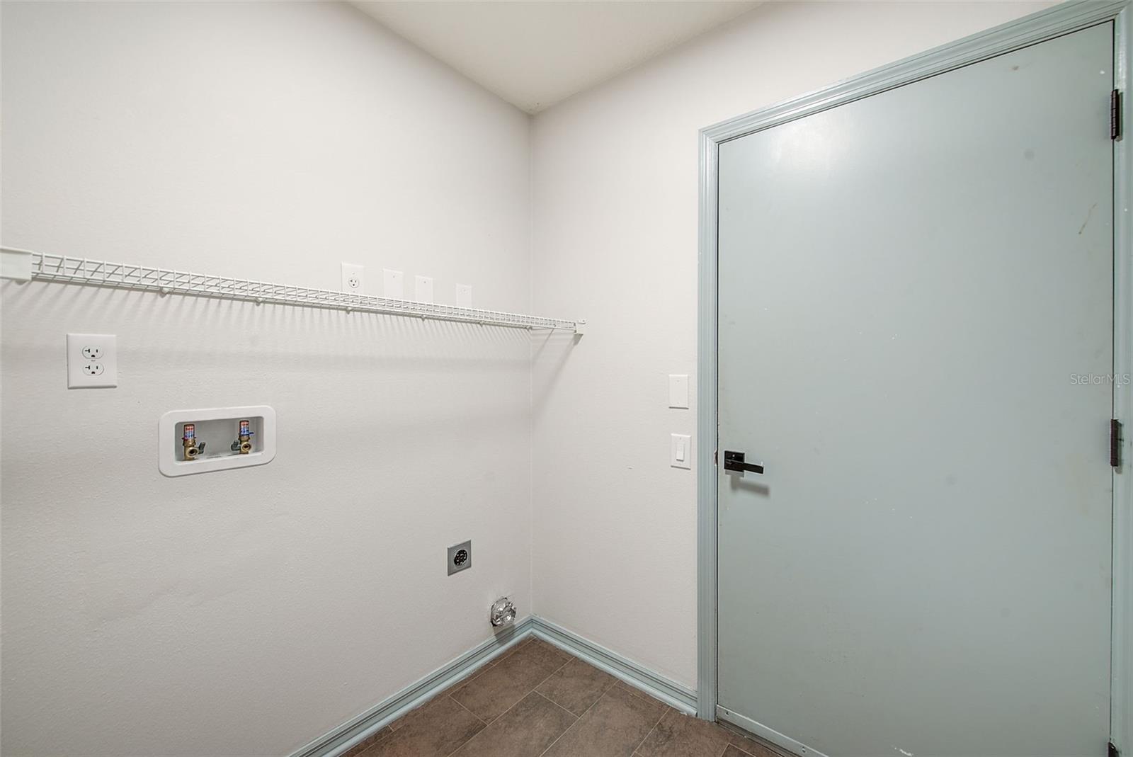 INDOOR LAUNDRY ROOM