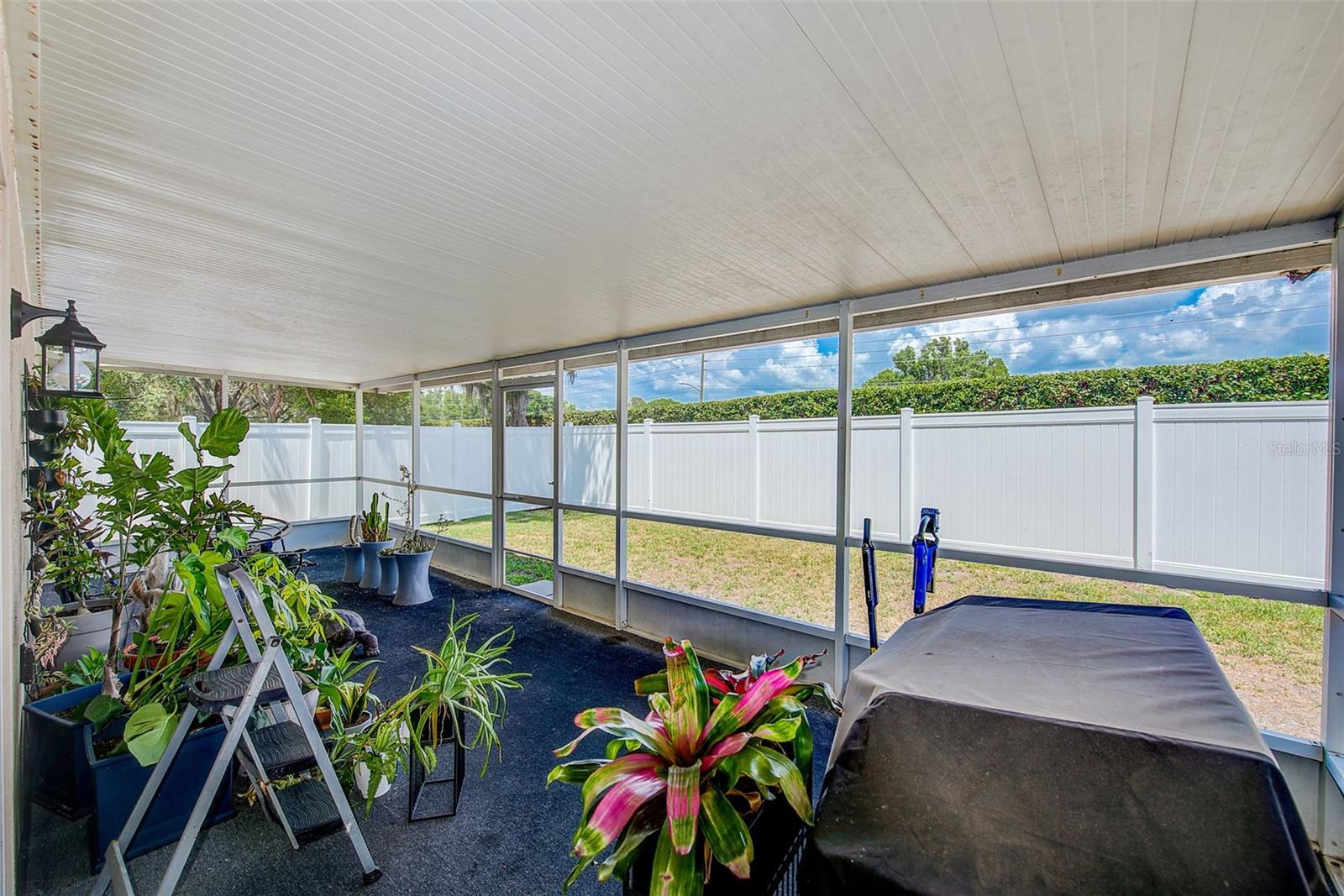 MASSIVE SCREENED LANAI