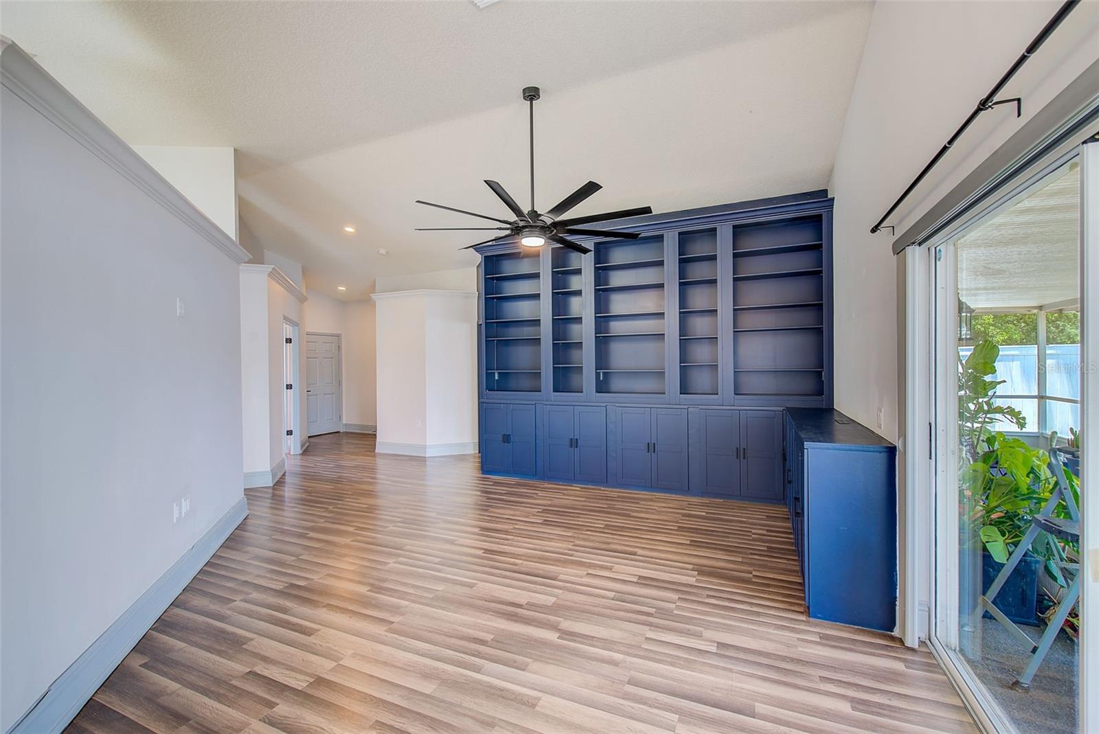 GREAT ROOM W/BUILT-INS