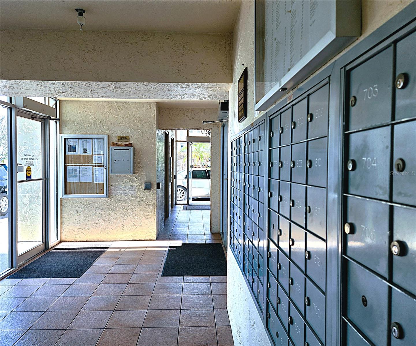 Lobby & Secured Mailbox