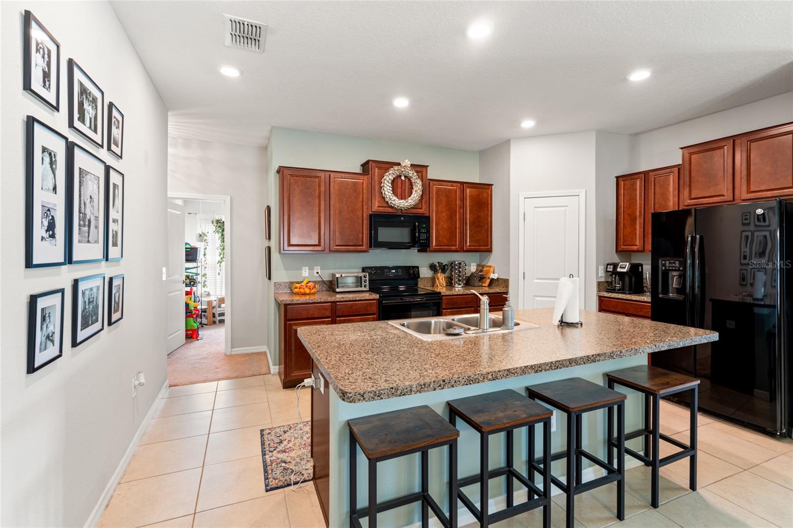 Kitchen w/breakfast bar
