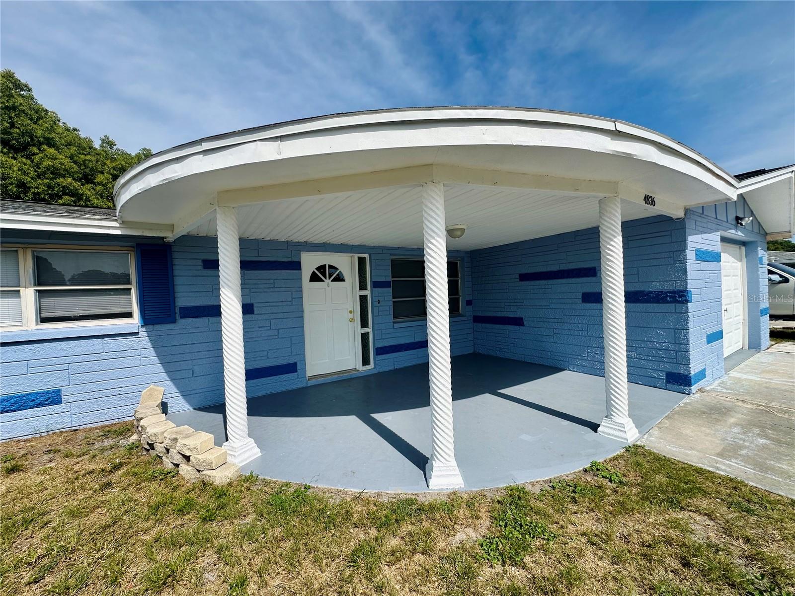 Covered Front Porch!