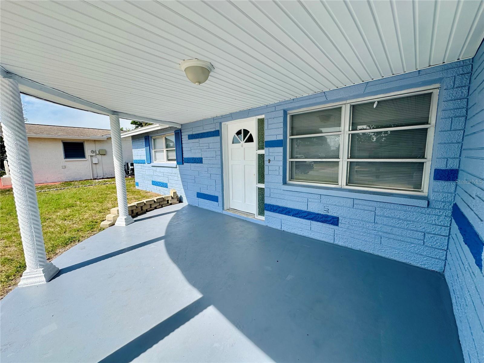 Covered Front Porch!