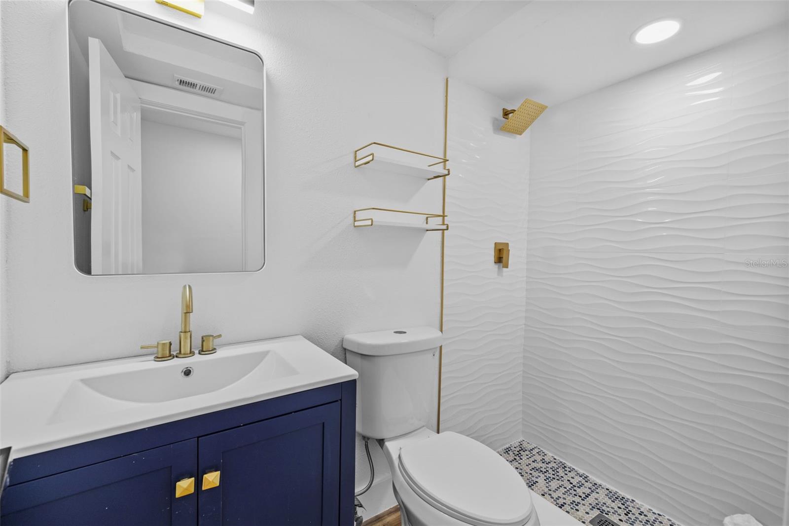 Upstairs Full Bathroom