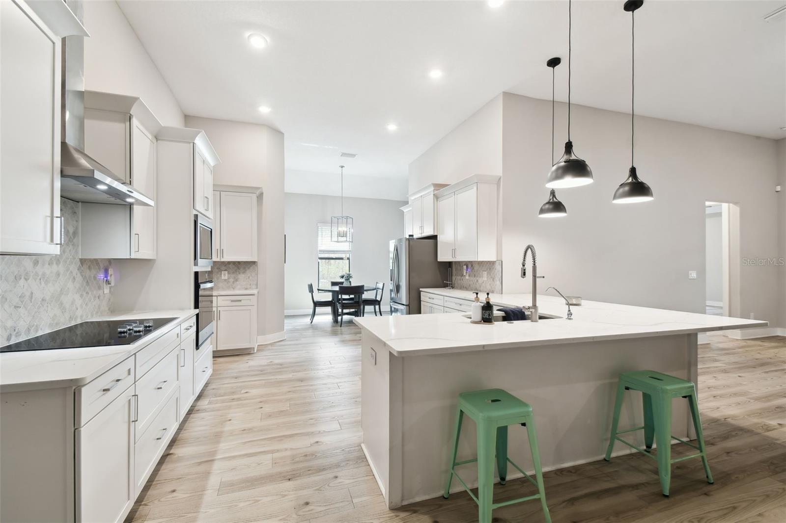 Kitchen w/oversized Peninsula