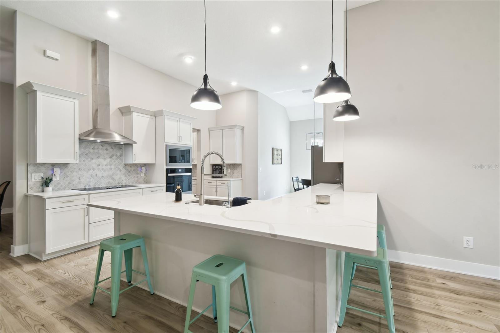 Kitchen Peninsula w/Pendant Lights