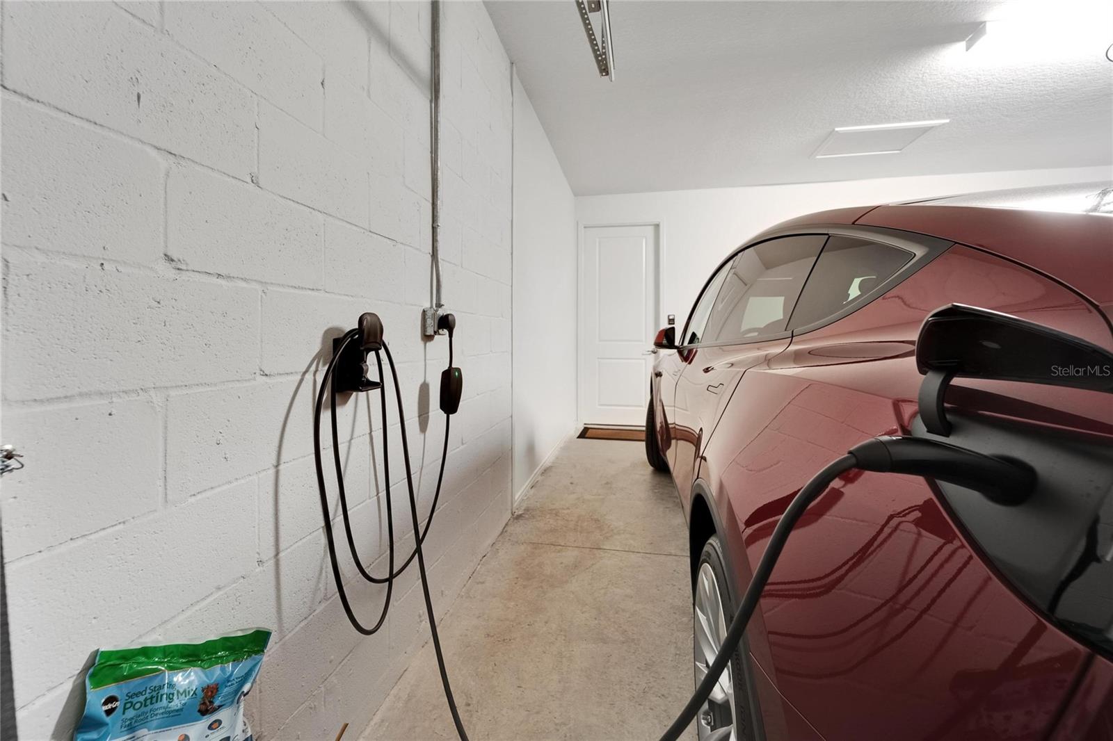 Vehicle charging station