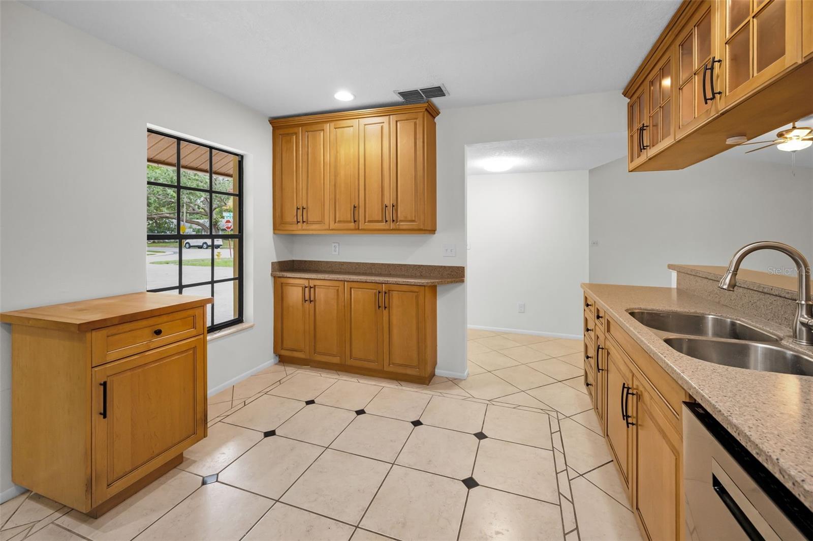 Kitchen w/ Movable Island